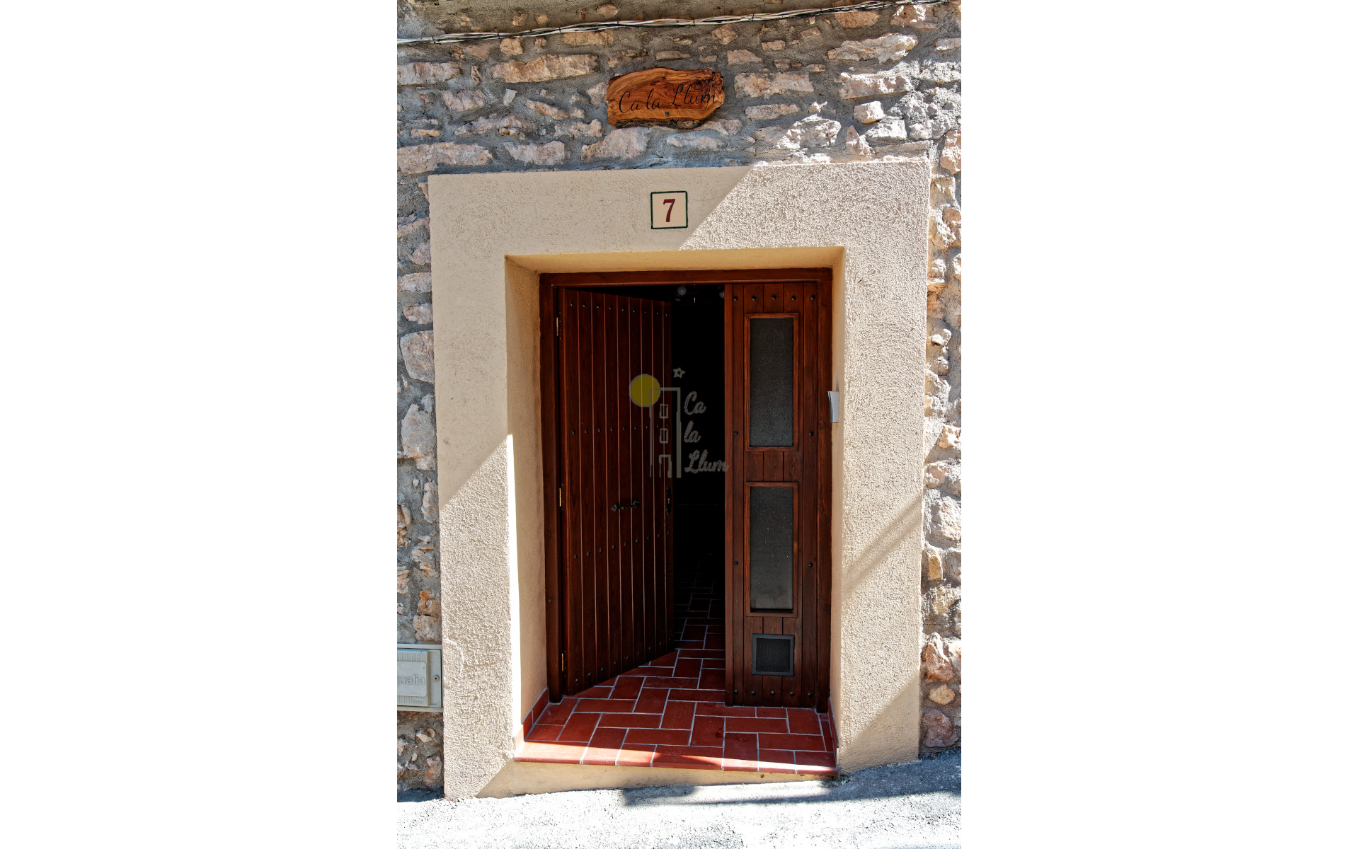 Puerta de entrada a Ca la Llum, la casa más acogedora de Tivissa